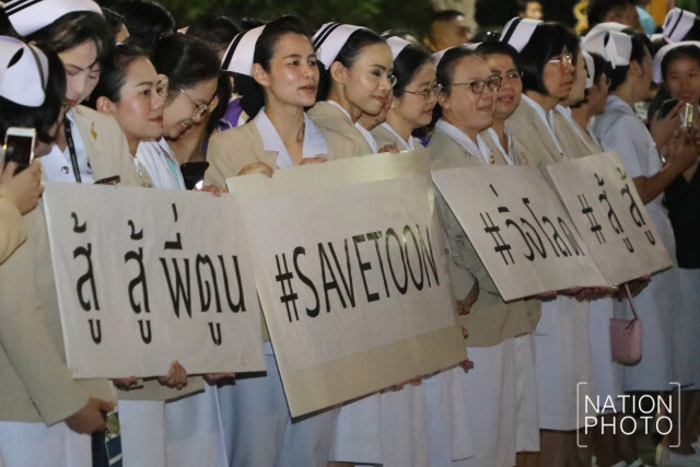 ตูน บอดี้สแลม แวะโรงพยาบาลศิริราชเพื่อรับมอบเงินบริจาค