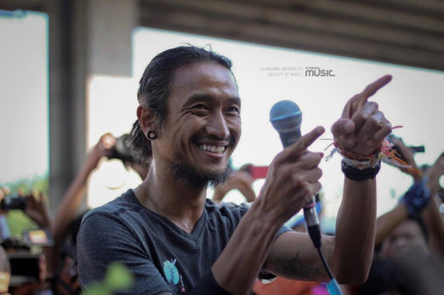 (คลิป) รอยยิ้มปริ่มสุข
"ตูน"ร่วมแจมกับวงออร์เคสตร้า 
เล่นสดๆ ริมถนนสุดแสนประทับใจ