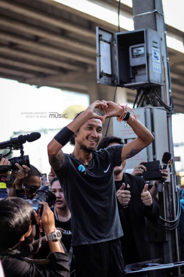 (คลิป) รอยยิ้มปริ่มสุข
"ตูน"ร่วมแจมกับวงออร์เคสตร้า 
เล่นสดๆ ริมถนนสุดแสนประทับใจ