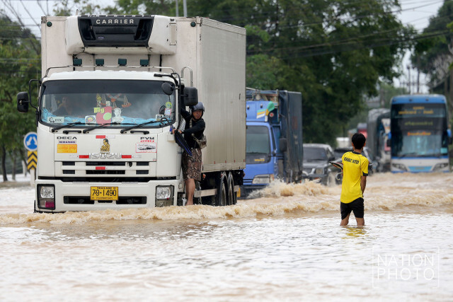"น้ำป่าเขาหลวง" ทะลักท่าศาลา