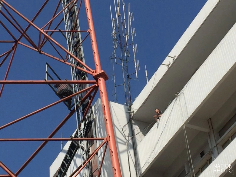 ระทึก !! ชายปีนเสาวิทยุสตช.