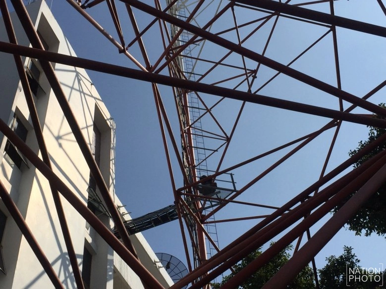 ระทึก !! ชายปีนเสาวิทยุสตช.