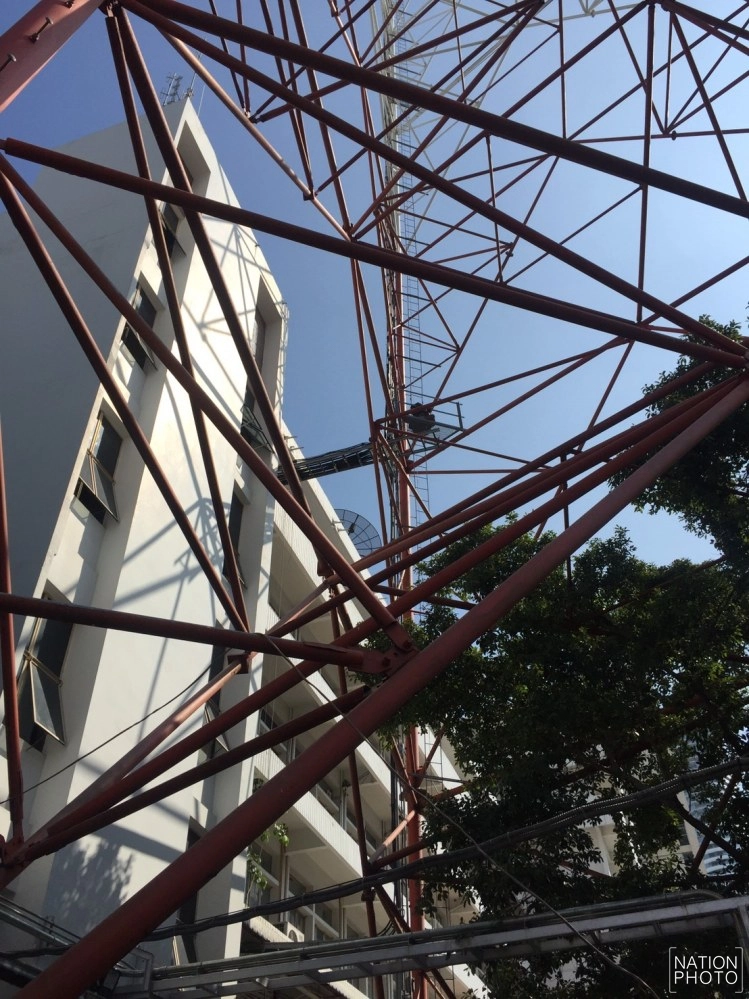 ระทึก !! ชายปีนเสาวิทยุสตช.