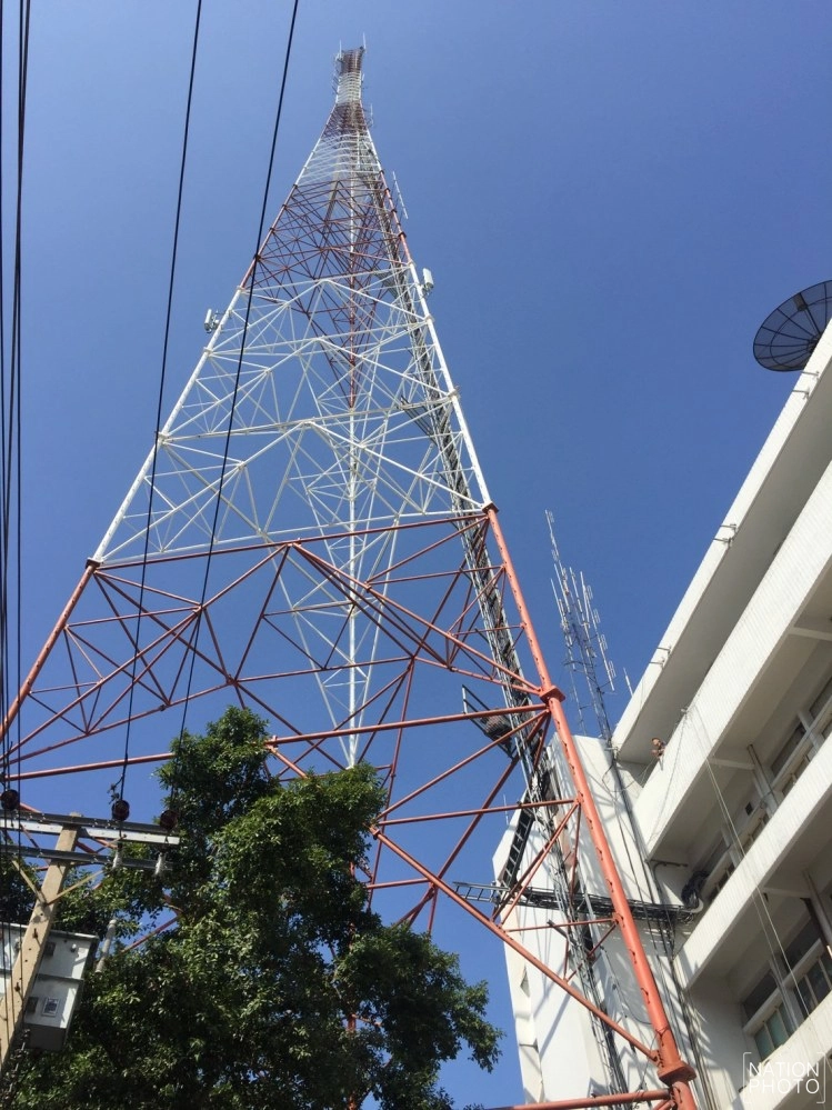 ระทึก !! ชายปีนเสาวิทยุสตช.