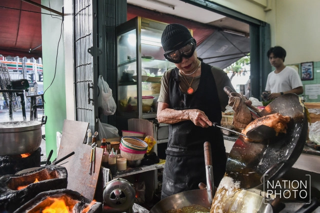 ไข่เจียวปู
"เจ๊ไฝ"ประตูผี
การันตี 1 ดาวมิชลิน
สตรีทฟู้ดเมืองไทย