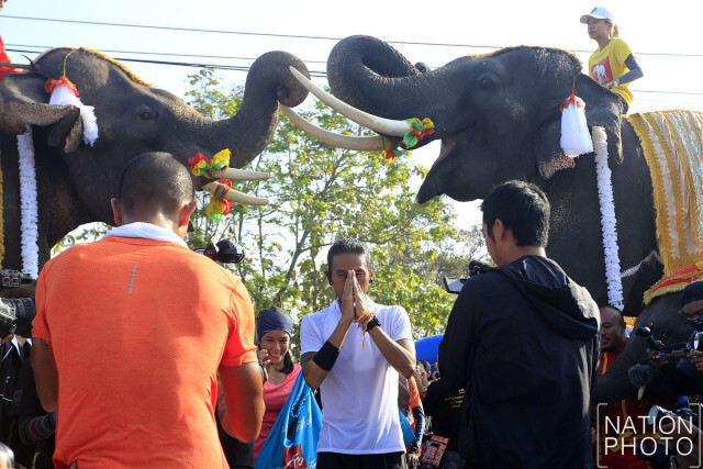 "ตูน" วิ่งถึงรอยต่อ อยุธยา-สุพรรณบุรี