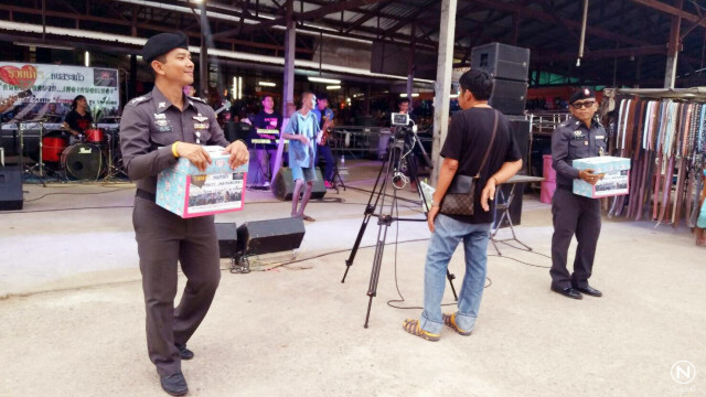 ตำรวจสระแก้วเล่นดนตรีเปิดหมวก! รวมน้ำใจ ร่วม "ก้าวคนละก้าว"
