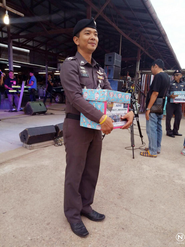 ตำรวจสระแก้วเล่นดนตรีเปิดหมวก! รวมน้ำใจ ร่วม "ก้าวคนละก้าว"