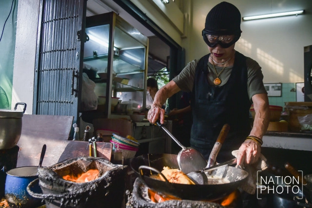 ไข่เจียวปู
"เจ๊ไฝ"ประตูผี
การันตี 1 ดาวมิชลิน
สตรีทฟู้ดเมืองไทย