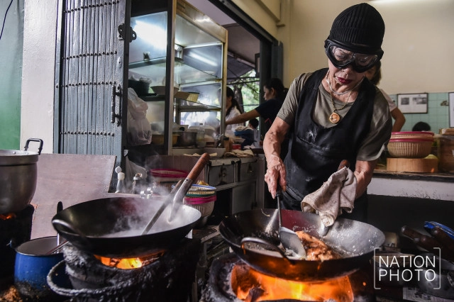 ไข่เจียวปู
"เจ๊ไฝ"ประตูผี
การันตี 1 ดาวมิชลิน
สตรีทฟู้ดเมืองไทย