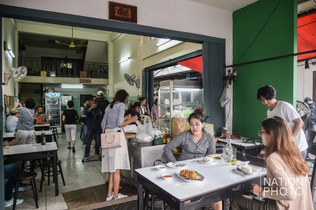 ไข่เจียวปู
"เจ๊ไฝ"ประตูผี
การันตี 1 ดาวมิชลิน
สตรีทฟู้ดเมืองไทย