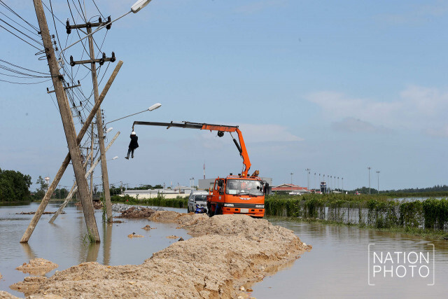 น้ำทะลักรันเวย์ ปิดสนามบินนครศรีฯ