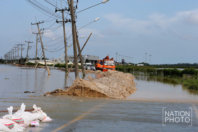 น้ำทะลักรันเวย์ ปิดสนามบินนครศรีฯ