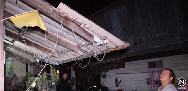 คนขับรถส่งของไม่รู้เส้นทาง ขับตามGPSเข้าซอยแคบ ชนระนาว บ้านเรือนเสียหาย