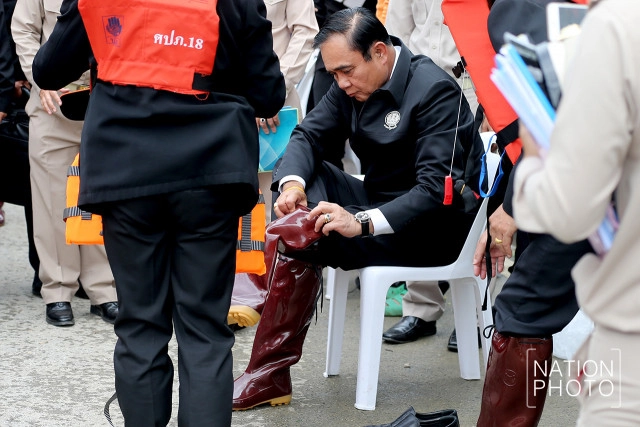 "บิ๊กตู่" ลงพื้นที่น้ำท่วม ซับน้ำตาชาวตรัง