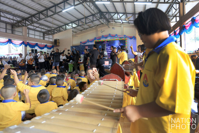 (ภาพชุด) ตูน มอบทุนการศึกษา ร.ร.วัดบางขวาก จ.สุพรรณบุรี