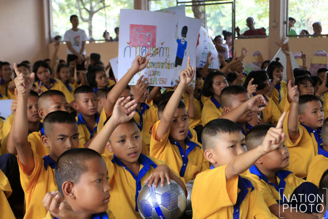(ภาพชุด) ตูน มอบทุนการศึกษา ร.ร.วัดบางขวาก จ.สุพรรณบุรี