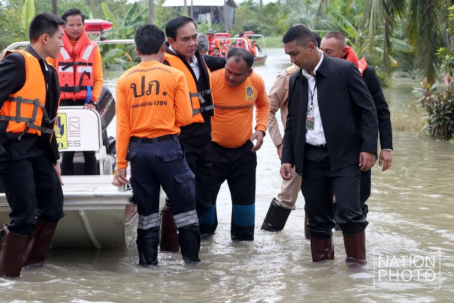 "บิ๊กตู่" ลงพื้นที่น้ำท่วม ซับน้ำตาชาวตรัง