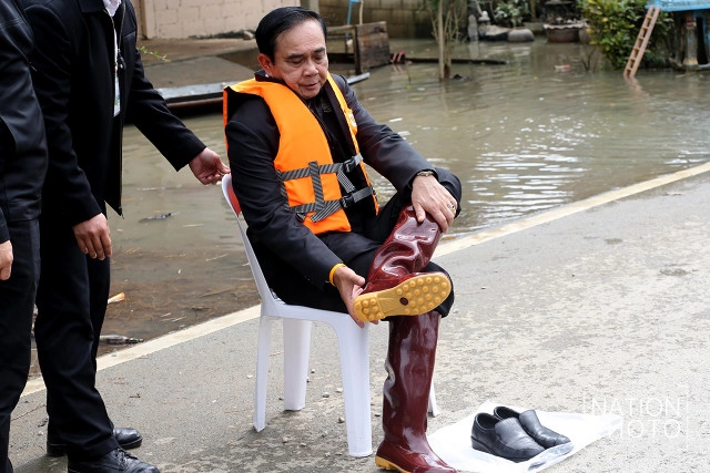 "บิ๊กตู่" ลงพื้นที่น้ำท่วม ซับน้ำตาชาวตรัง