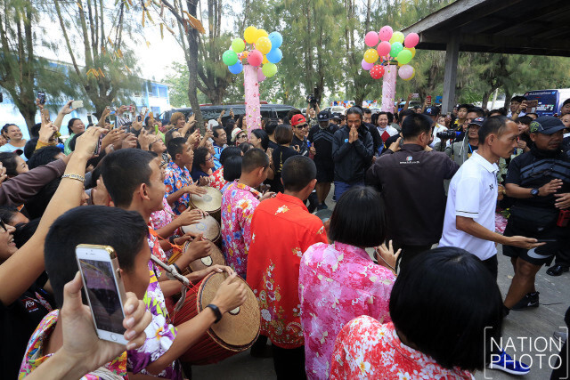 (ภาพชุด) ตูน มอบทุนการศึกษา ร.ร.วัดบางขวาก จ.สุพรรณบุรี