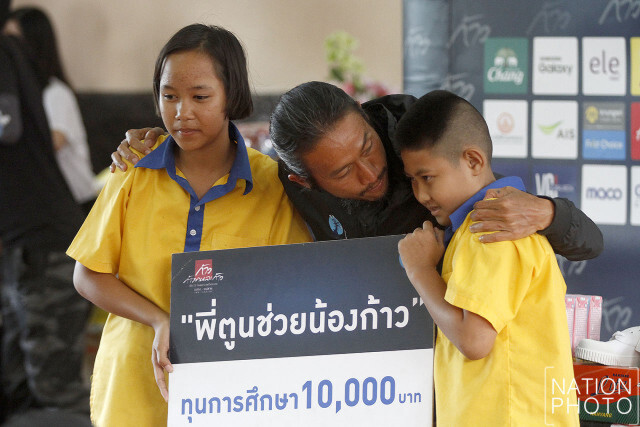 (ภาพชุด) ตูน มอบทุนการศึกษา ร.ร.วัดบางขวาก จ.สุพรรณบุรี