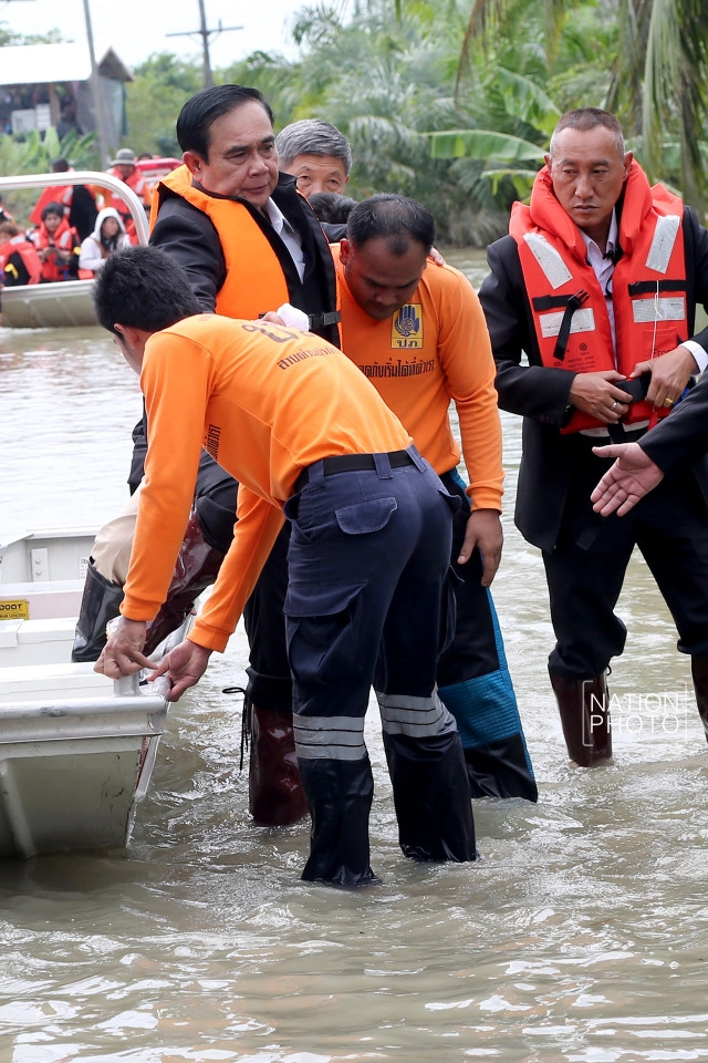 "บิ๊กตู่" ลงพื้นที่น้ำท่วม ซับน้ำตาชาวตรัง