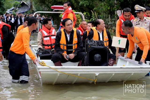 "บิ๊กตู่" ลงพื้นที่น้ำท่วม ซับน้ำตาชาวตรัง