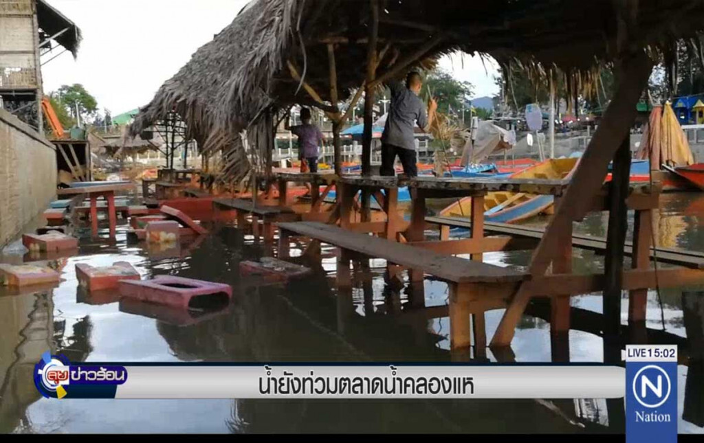 น้ำยังท่วม ตลาดน้ำคลองแห น้ำยังท่วม ตลาดน้ำคลองแห