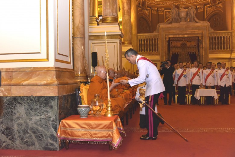 สมเด็จพระเจ้าอยู่หัว ทรงวางพุ่มดอกไม้ วันรัฐธรรมนูญ