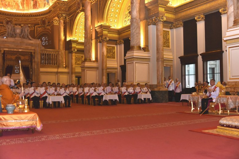 สมเด็จพระเจ้าอยู่หัว ทรงวางพุ่มดอกไม้ วันรัฐธรรมนูญ