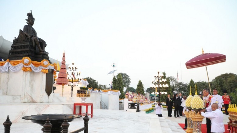 สมเด็จพระเจ้าอยู่หัว ทรงวางพุ่มดอกไม้ วันรัฐธรรมนูญ สมเด็จพระเจ้าอยู่หัว ทรงวางพุ่มดอกไม้ วันรัฐธรรมนูญ