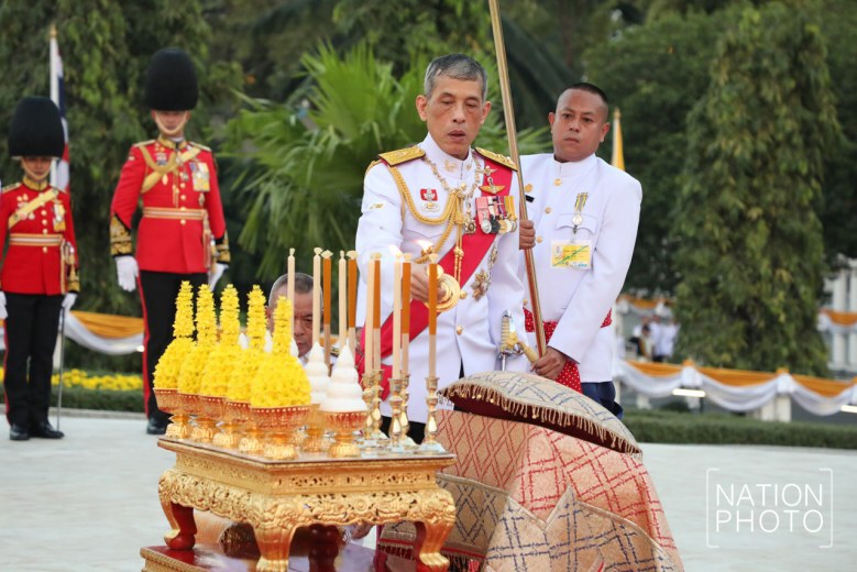 สมเด็จพระเจ้าอยู่หัว ทรงวางพุ่มดอกไม้ วันรัฐธรรมนูญ