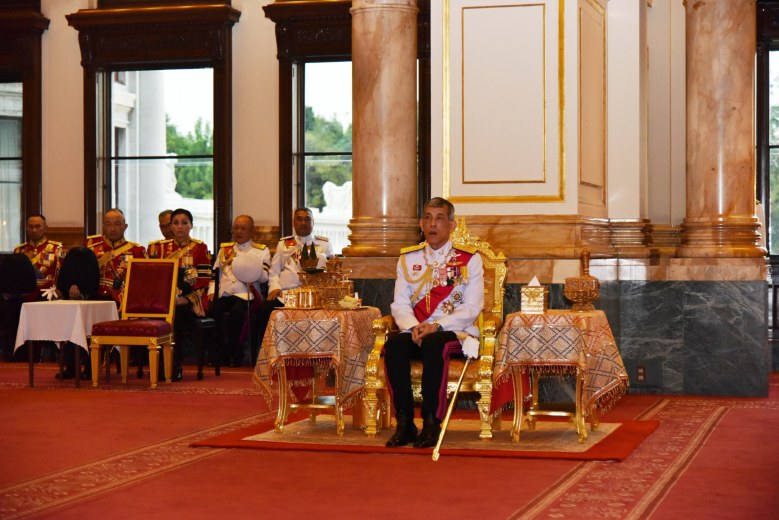 สมเด็จพระเจ้าอยู่หัว ทรงวางพุ่มดอกไม้ วันรัฐธรรมนูญ