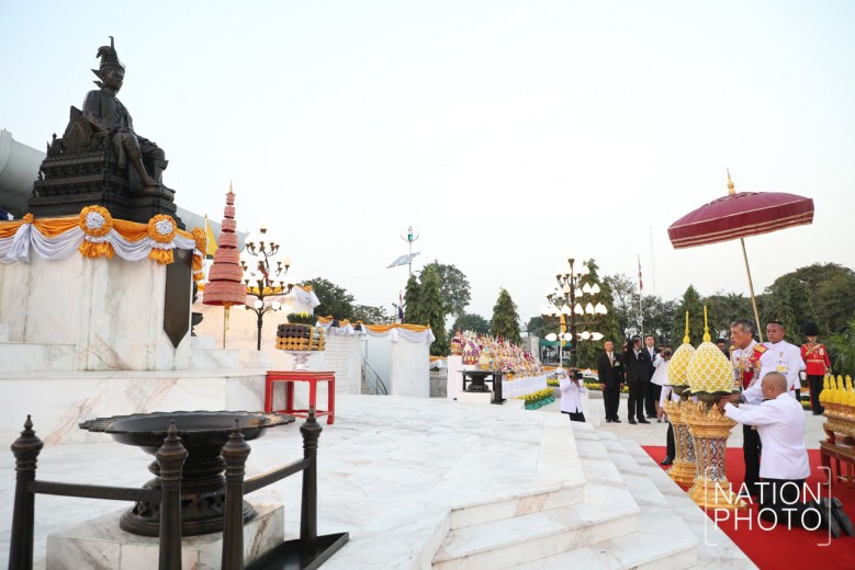 สมเด็จพระเจ้าอยู่หัว ทรงวางพุ่มดอกไม้ วันรัฐธรรมนูญ