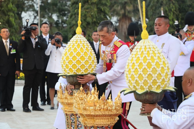 สมเด็จพระเจ้าอยู่หัว ทรงวางพุ่มดอกไม้ วันรัฐธรรมนูญ
