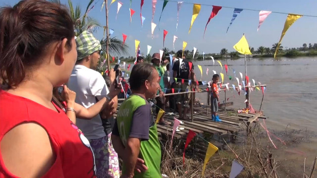 ชาวระโนดคลายเครียด จัดแข่งกีฬาทางน้ำในนาข้าวถูกน้ำท่วม