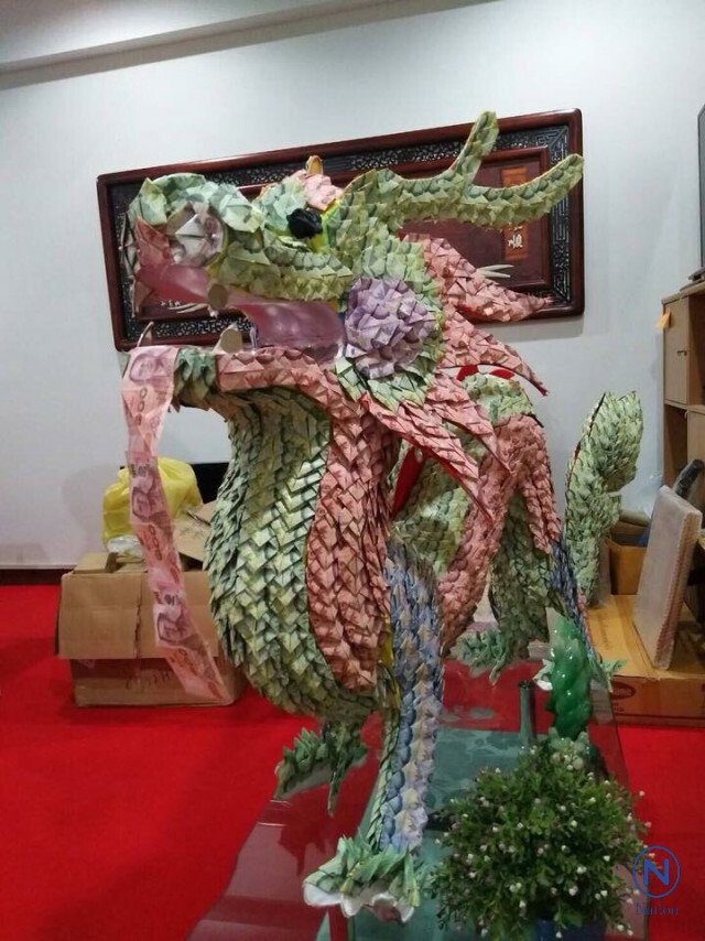 ชาวนครสวรรค์ 
เตรียมมอบ"มังกร"
ทำจากธนบัตรไทย
ต้อนรับ "ตูน"