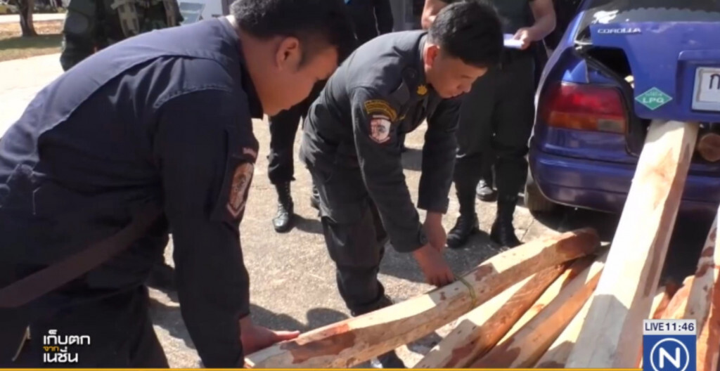 รวบหนุ่มขับเก๋งดัดแปลงขนไม้พะยูง รวบหนุ่มขับเก๋งดัดแปลงขนไม้พะยูง