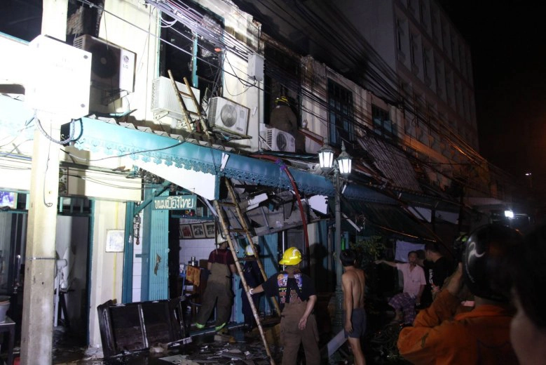 ไฟไหม้ห้องเเถวโบราณสมัยร.5 วอด! 13 หลัง