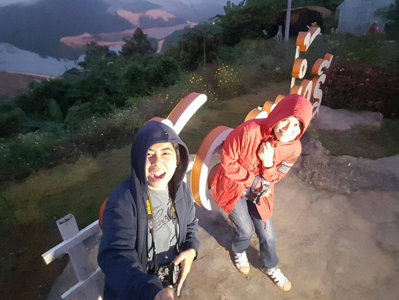 นักท่องเที่ยวแห่เก็บภาพ! ต้นสักผลิใบรูปหัวใจ 