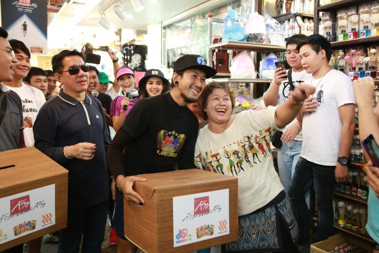 "ชมพู ฟรุ้ตตี้" นำทีมเงาเสียงตูน บอดี้สแลม ร่วมรับบริจาค