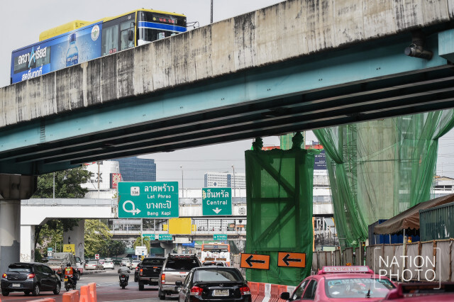 เร่งซ่อมสะพานข้ามแยกลาดพร้าวชำรุด คาด 3 วันเสร็จ