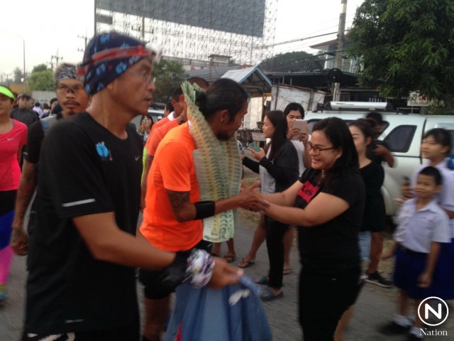 ชาวพยุหะคีรี รอรับ "ตูน" พร้อมมอบเงินสมทบ "ก้าวคนละก้าว"