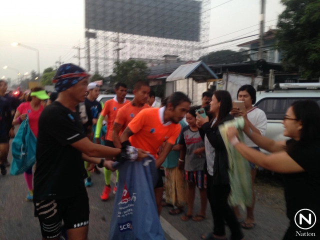 ชาวพยุหะคีรี รอรับ "ตูน" พร้อมมอบเงินสมทบ "ก้าวคนละก้าว"