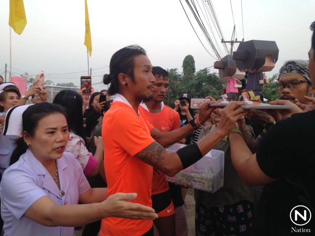 ชาวพยุหะคีรี รอรับ "ตูน" พร้อมมอบเงินสมทบ "ก้าวคนละก้าว"