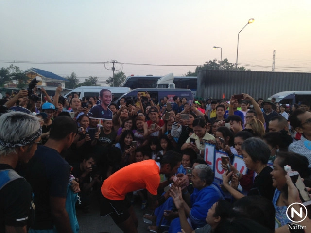 ชาวพยุหะคีรี รอรับ "ตูน" พร้อมมอบเงินสมทบ "ก้าวคนละก้าว"