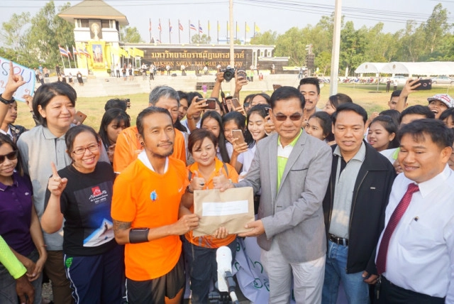 ชาวพยุหะคีรี รอรับ "ตูน" พร้อมมอบเงินสมทบ "ก้าวคนละก้าว"