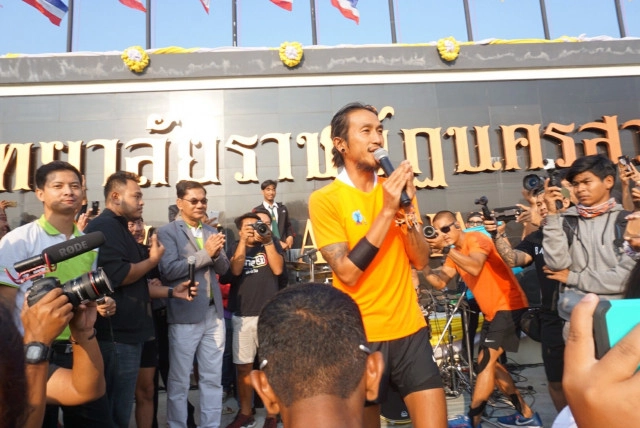 ชาวพยุหะคีรี รอรับ "ตูน" พร้อมมอบเงินสมทบ "ก้าวคนละก้าว"