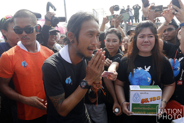 "ตูน" รับมอบ "มังกรเงินปากน้ำโพ"