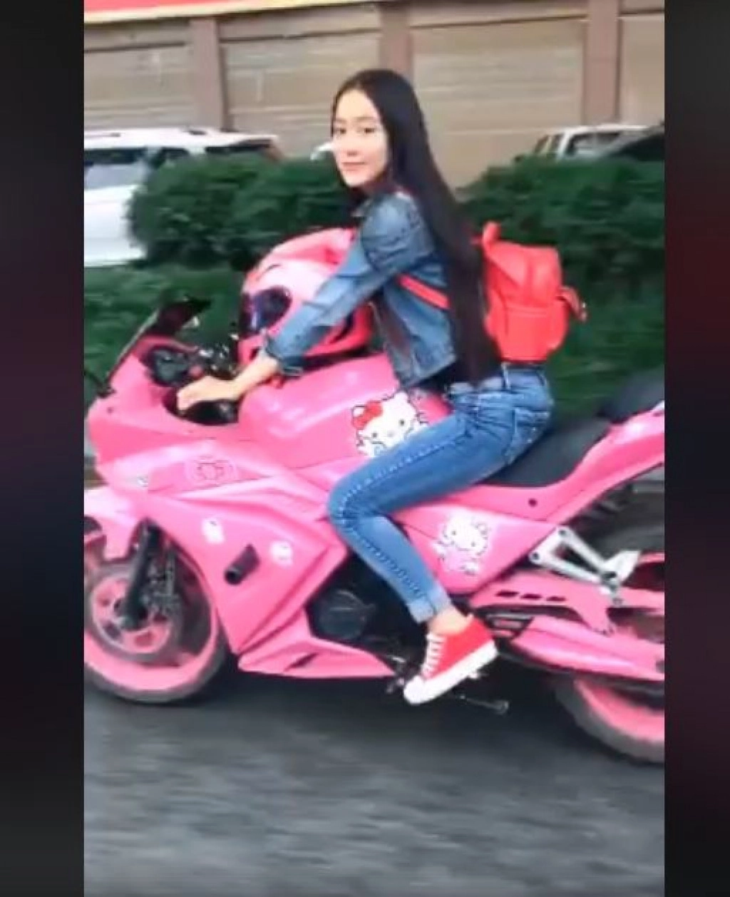 ไบค์เกอร์สาวนอกจากสวยและยังหวานอีกด้วย! ไบค์เกอร์สาวนอกจากสวยและยังหวานอีกด้วย!